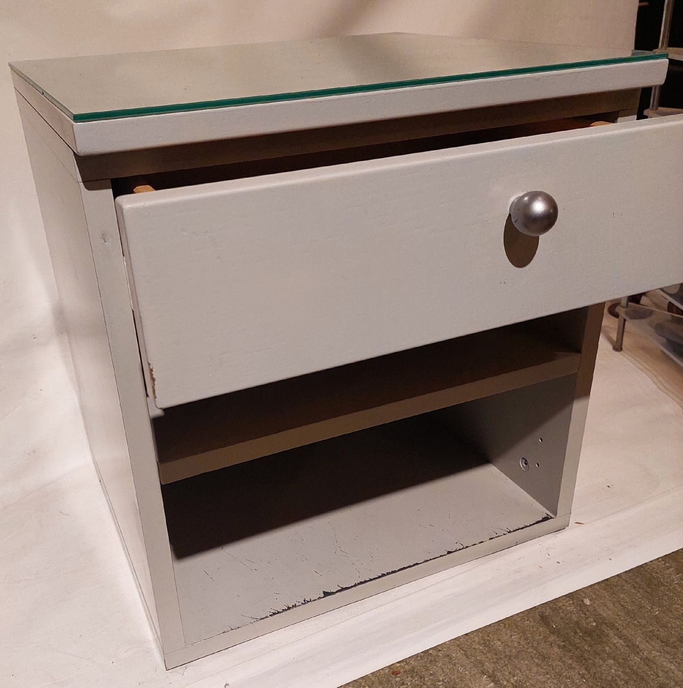 Comodini: kleines Möbel mit Schublade, verstellbares Tablar, Glas oben – Usato da Zürich venduto da Cortin 1